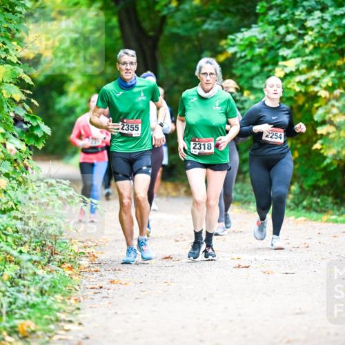 12.10.2025 - Bramfelder Halbmarathon 2025 Dr. Thomas Lammeyer http://msf.ph/oto/9350328 12.10.2025 10:33:48 Laufen 2355, 2318, 254 meine-sportfotos.de
