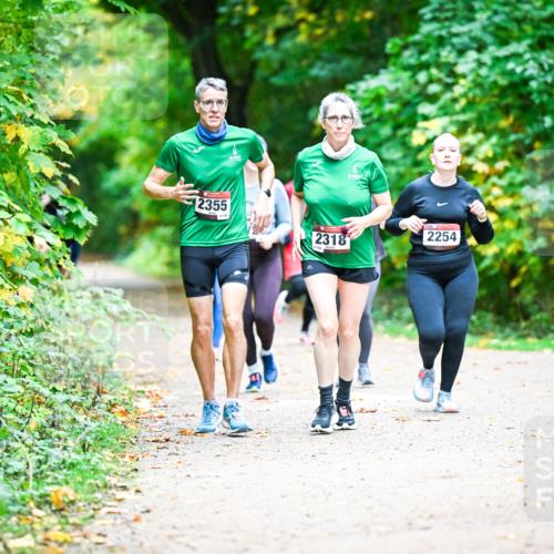 12.10.2025 - Bramfelder Halbmarathon 2025 Dr. Thomas Lammeyer http://msf.ph/oto/9350340 12.10.2025 10:33:50 Laufen 2355, 2254, 2318 meine-sportfotos.de