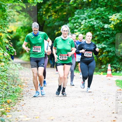 12.10.2025 - Bramfelder Halbmarathon 2025 Dr. Thomas Lammeyer http://msf.ph/oto/9350350 12.10.2025 10:33:51 Laufen 2355, 159, 2318, 4160, 2254 meine-sportfotos.de