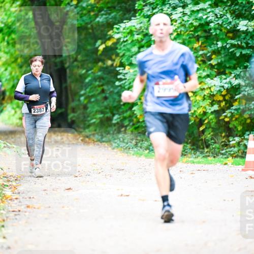 12.10.2025 - Bramfelder Halbmarathon 2025 Dr. Thomas Lammeyer http://msf.ph/oto/9350573 12.10.2025 10:34:46 Laufen 2999, 2387 meine-sportfotos.de