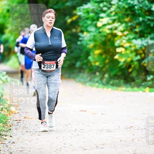 12.10.2025 - Bramfelder Halbmarathon 2025 Dr. Thomas Lammeyer http://msf.ph/oto/9350600 12.10.2025 10:34:51 Laufen 2387 meine-sportfotos.de