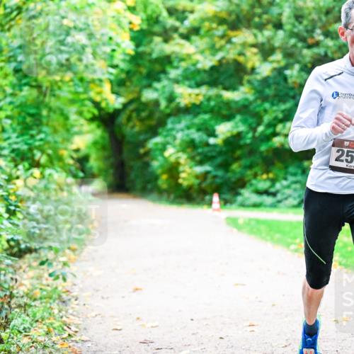12.10.2025 - Bramfelder Halbmarathon 2025 Dr. Thomas Lammeyer http://msf.ph/oto/9350645 12.10.2025 10:35:02 Laufen 34, 2530 meine-sportfotos.de