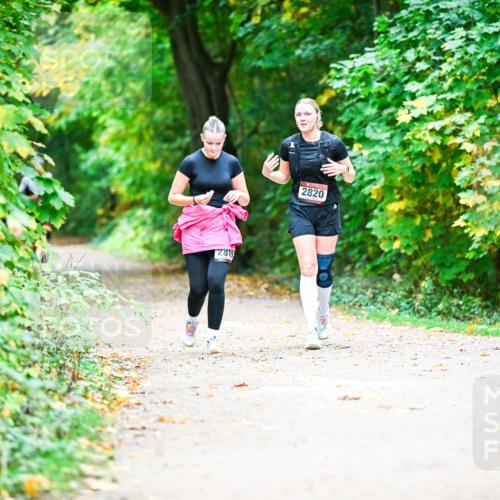 12.10.2025 - Bramfelder Halbmarathon 2025 Dr. Thomas Lammeyer http://msf.ph/oto/9350728 12.10.2025 10:35:32 Laufen 2819, 2820 meine-sportfotos.de