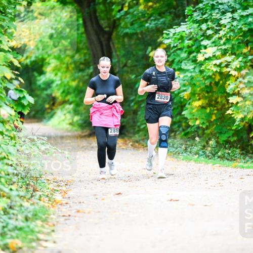 12.10.2025 - Bramfelder Halbmarathon 2025 Dr. Thomas Lammeyer http://msf.ph/oto/9350731 12.10.2025 10:35:32 Laufen 2819, 2820 meine-sportfotos.de