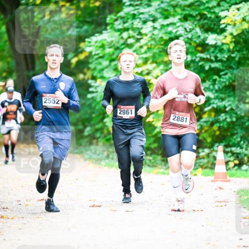 12.10.2025 - Bramfelder Halbmarathon 2025 Dr. Thomas Lammeyer http://msf.ph/oto/9350804 12.10.2025 10:36:01 Laufen 2712, 2552, 2961, 70, 2881 meine-sportfotos.de