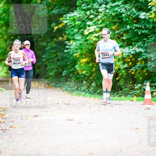 12.10.2025 - Bramfelder Halbmarathon 2025 Dr. Thomas Lammeyer http://msf.ph/oto/9350967 12.10.2025 10:36:55 Laufen 2728, 2985, 49, 2984 meine-sportfotos.de