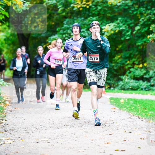 12.10.2025 - Bramfelder Halbmarathon 2025 Dr. Thomas Lammeyer http://msf.ph/oto/9351085 12.10.2025 10:37:33 Laufen 2669, 2501, 2575 meine-sportfotos.de