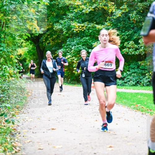 12.10.2025 - Bramfelder Halbmarathon 2025 Dr. Thomas Lammeyer http://msf.ph/oto/9351103 12.10.2025 10:37:36 Laufen 669, 2561 meine-sportfotos.de