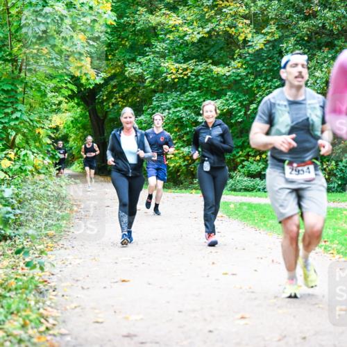 12.10.2025 - Bramfelder Halbmarathon 2025 Dr. Thomas Lammeyer http://msf.ph/oto/9351110 12.10.2025 10:37:37 Laufen 249, 2954, 266 meine-sportfotos.de