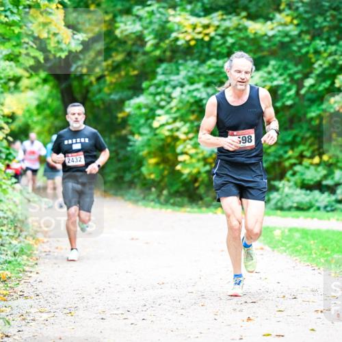 12.10.2025 - Bramfelder Halbmarathon 2025 Dr. Thomas Lammeyer http://msf.ph/oto/9351146 12.10.2025 10:37:44 Laufen 2432, 98 meine-sportfotos.de