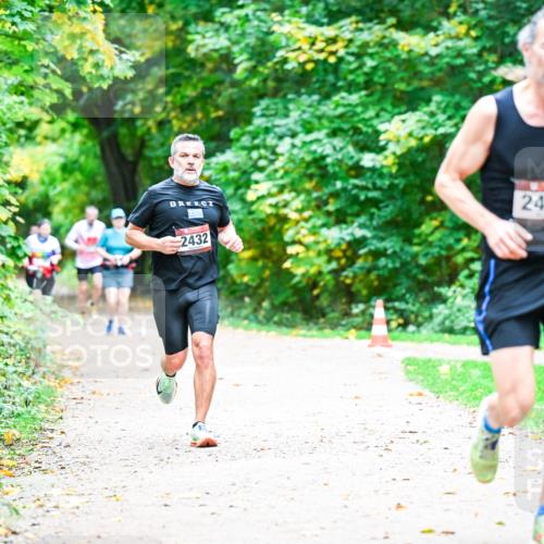 12.10.2025 - Bramfelder Halbmarathon 2025 Dr. Thomas Lammeyer http://msf.ph/oto/9351150 12.10.2025 10:37:45 Laufen 2432, 2498 meine-sportfotos.de