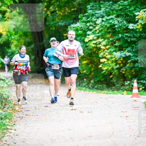 12.10.2025 - Bramfelder Halbmarathon 2025 Dr. Thomas Lammeyer http://msf.ph/oto/9351167 12.10.2025 10:37:50 Laufen 2198, 2195, 755 meine-sportfotos.de