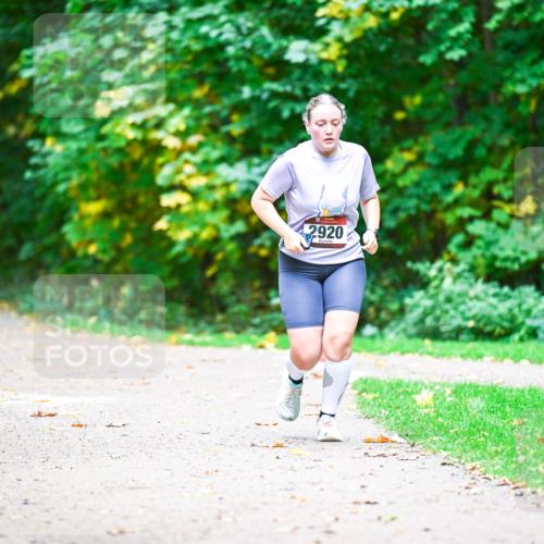 12.10.2025 - Bramfelder Halbmarathon 2025 Dr. Thomas Lammeyer http://msf.ph/oto/9351240 12.10.2025 10:38:21 Laufen 2919, 2920 meine-sportfotos.de