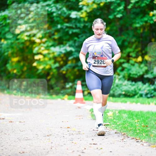 12.10.2025 - Bramfelder Halbmarathon 2025 Dr. Thomas Lammeyer http://msf.ph/oto/9351248 12.10.2025 10:38:22 Laufen 2919, 2920 meine-sportfotos.de