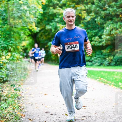 12.10.2025 - Bramfelder Halbmarathon 2025 Dr. Thomas Lammeyer http://msf.ph/oto/9351367 12.10.2025 10:38:44 Laufen 2840 meine-sportfotos.de