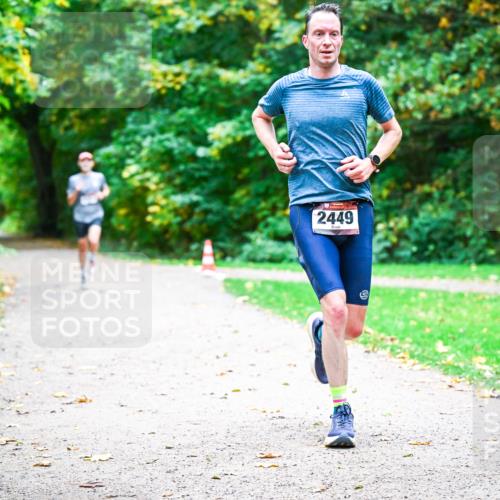 12.10.2025 - Bramfelder Halbmarathon 2025 Dr. Thomas Lammeyer http://msf.ph/oto/9351652 12.10.2025 10:39:53 Laufen 2449 meine-sportfotos.de