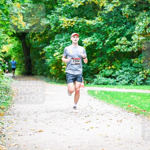 12.10.2025 - Bramfelder Halbmarathon 2025 Dr. Thomas Lammeyer http://msf.ph/oto/9351659 12.10.2025 10:39:55 Laufen 2354 meine-sportfotos.de