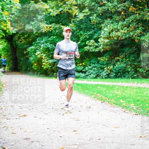 12.10.2025 - Bramfelder Halbmarathon 2025 Dr. Thomas Lammeyer http://msf.ph/oto/9351664 12.10.2025 10:39:56 Laufen 2354 meine-sportfotos.de