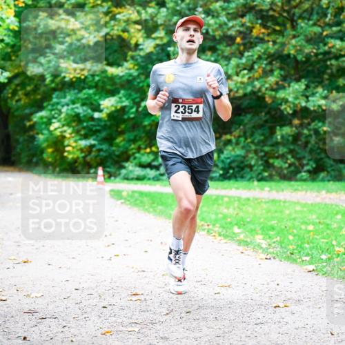 12.10.2025 - Bramfelder Halbmarathon 2025 Dr. Thomas Lammeyer http://msf.ph/oto/9351670 12.10.2025 10:39:57 Laufen 2354, 103 meine-sportfotos.de