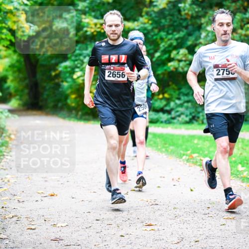 12.10.2025 - Bramfelder Halbmarathon 2025 Dr. Thomas Lammeyer http://msf.ph/oto/9351760 12.10.2025 10:40:17 Laufen 2656, 2500, 361, 275 meine-sportfotos.de