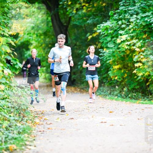 12.10.2025 - Bramfelder Halbmarathon 2025 Dr. Thomas Lammeyer http://msf.ph/oto/9351840 12.10.2025 10:40:52 Laufen 831, 2915 meine-sportfotos.de