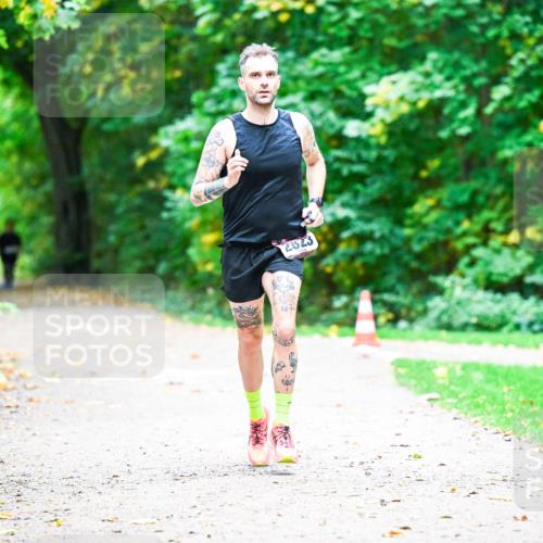 12.10.2025 - Bramfelder Halbmarathon 2025 Dr. Thomas Lammeyer http://msf.ph/oto/9351918 12.10.2025 10:41:07 Laufen 2323 meine-sportfotos.de