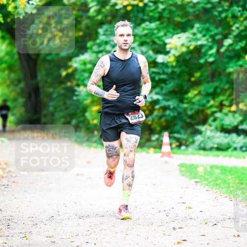 12.10.2025 - Bramfelder Halbmarathon 2025 Dr. Thomas Lammeyer http://msf.ph/oto/9351919 12.10.2025 10:41:07 Laufen 2823 meine-sportfotos.de