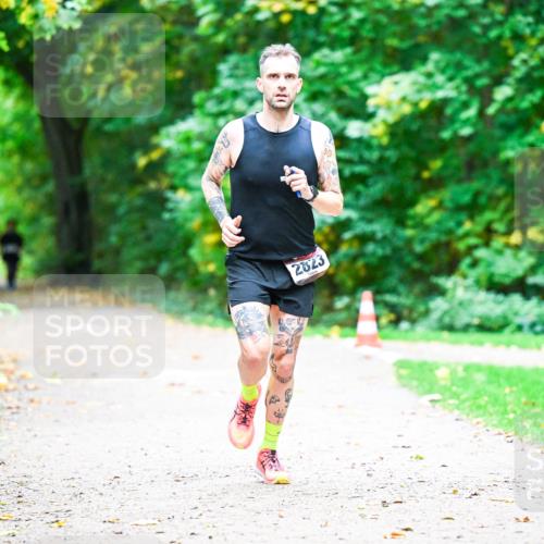 12.10.2025 - Bramfelder Halbmarathon 2025 Dr. Thomas Lammeyer http://msf.ph/oto/9351920 12.10.2025 10:41:07 Laufen 2823 meine-sportfotos.de