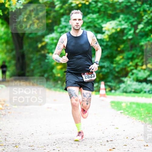 12.10.2025 - Bramfelder Halbmarathon 2025 Dr. Thomas Lammeyer http://msf.ph/oto/9351922 12.10.2025 10:41:07 Laufen 2823 meine-sportfotos.de