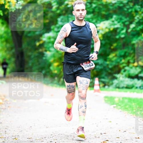 12.10.2025 - Bramfelder Halbmarathon 2025 Dr. Thomas Lammeyer http://msf.ph/oto/9351924 12.10.2025 10:41:08 Laufen 2323 meine-sportfotos.de
