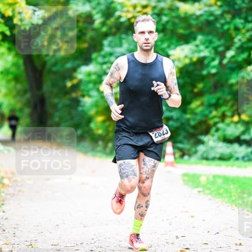 12.10.2025 - Bramfelder Halbmarathon 2025 Dr. Thomas Lammeyer http://msf.ph/oto/9351925 12.10.2025 10:41:08 Laufen 2823 meine-sportfotos.de