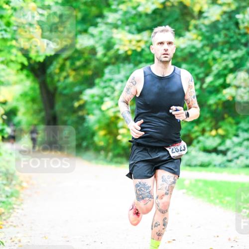 12.10.2025 - Bramfelder Halbmarathon 2025 Dr. Thomas Lammeyer http://msf.ph/oto/9351930 12.10.2025 10:41:08 Laufen 2823 meine-sportfotos.de