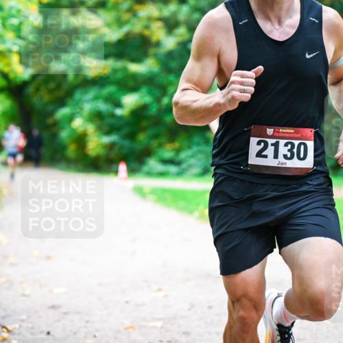 12.10.2025 - Bramfelder Halbmarathon 2025 Dr. Thomas Lammeyer http://msf.ph/oto/9352030 12.10.2025 10:41:39 Laufen 34, 2130 meine-sportfotos.de