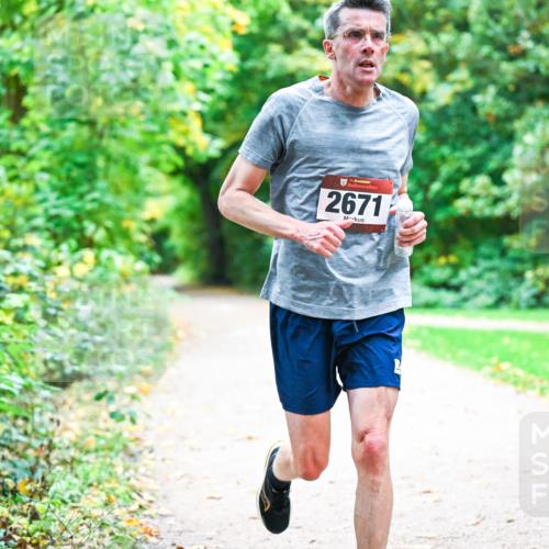 12.10.2025 - Bramfelder Halbmarathon 2025 Dr. Thomas Lammeyer http://msf.ph/oto/9352068 12.10.2025 10:41:48 Laufen 2671 meine-sportfotos.de