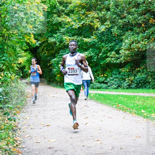 12.10.2025 - Bramfelder Halbmarathon 2025 Dr. Thomas Lammeyer http://msf.ph/oto/9352081 12.10.2025 10:42:00 Laufen 2424, 2203 meine-sportfotos.de