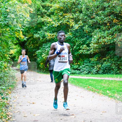 12.10.2025 - Bramfelder Halbmarathon 2025 Dr. Thomas Lammeyer http://msf.ph/oto/9352083 12.10.2025 10:42:00 Laufen 2203, 2424 meine-sportfotos.de