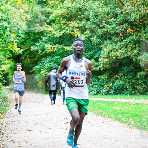 12.10.2025 - Bramfelder Halbmarathon 2025 Dr. Thomas Lammeyer http://msf.ph/oto/9352084 12.10.2025 10:42:01 Laufen 2424, 2203 meine-sportfotos.de
