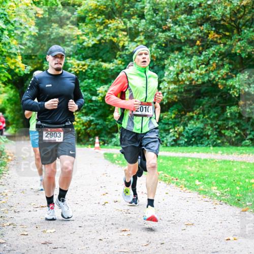 12.10.2025 - Bramfelder Halbmarathon 2025 Dr. Thomas Lammeyer http://msf.ph/oto/9352119 12.10.2025 10:42:16 Laufen 2903, 84, 2010 meine-sportfotos.de