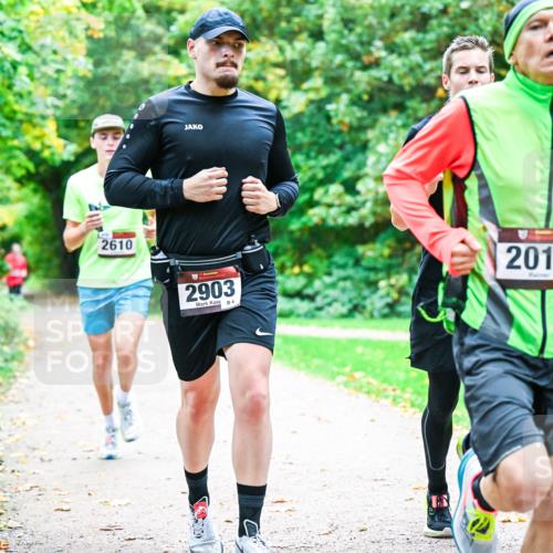 12.10.2025 - Bramfelder Halbmarathon 2025 Dr. Thomas Lammeyer http://msf.ph/oto/9352125 12.10.2025 10:42:17 Laufen 2610, 2903, 4, 2010 meine-sportfotos.de