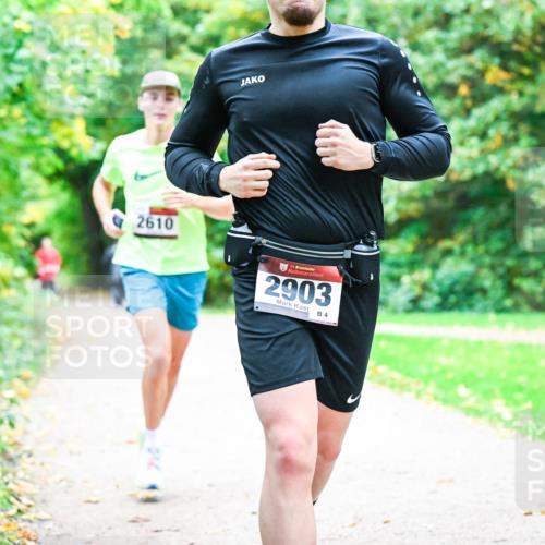 12.10.2025 - Bramfelder Halbmarathon 2025 Dr. Thomas Lammeyer http://msf.ph/oto/9352128 12.10.2025 10:42:18 Laufen 2610, 34, 2903, 4, 20 meine-sportfotos.de
