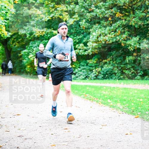 12.10.2025 - Bramfelder Halbmarathon 2025 Dr. Thomas Lammeyer http://msf.ph/oto/9352174 12.10.2025 10:42:30 Laufen 2122 meine-sportfotos.de