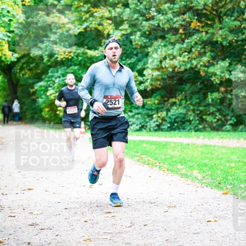 12.10.2025 - Bramfelder Halbmarathon 2025 Dr. Thomas Lammeyer http://msf.ph/oto/9352175 12.10.2025 10:42:30 Laufen 2521, 2122 meine-sportfotos.de