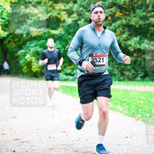 12.10.2025 - Bramfelder Halbmarathon 2025 Dr. Thomas Lammeyer http://msf.ph/oto/9352180 12.10.2025 10:42:30 Laufen 2521 meine-sportfotos.de