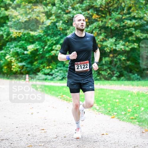 12.10.2025 - Bramfelder Halbmarathon 2025 Dr. Thomas Lammeyer http://msf.ph/oto/9352185 12.10.2025 10:42:32 Laufen 2122 meine-sportfotos.de