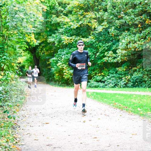 12.10.2025 - Bramfelder Halbmarathon 2025 Dr. Thomas Lammeyer http://msf.ph/oto/9352200 12.10.2025 10:42:39 Laufen 2880 meine-sportfotos.de