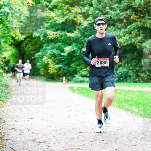 12.10.2025 - Bramfelder Halbmarathon 2025 Dr. Thomas Lammeyer http://msf.ph/oto/9352210 12.10.2025 10:42:40 Laufen 2880, 8 meine-sportfotos.de
