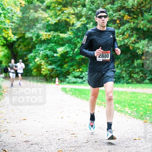 12.10.2025 - Bramfelder Halbmarathon 2025 Dr. Thomas Lammeyer http://msf.ph/oto/9352211 12.10.2025 10:42:40 Laufen 2880, 8 meine-sportfotos.de