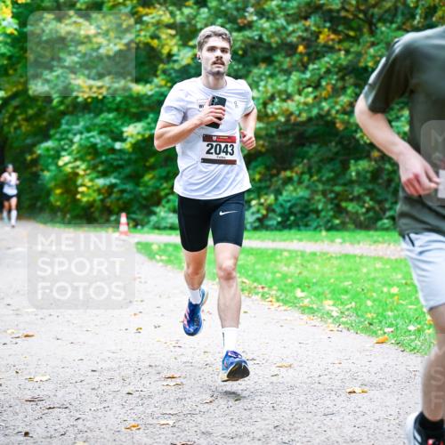 12.10.2025 - Bramfelder Halbmarathon 2025 Dr. Thomas Lammeyer http://msf.ph/oto/9352241 12.10.2025 10:42:47 Laufen 2043, 2148 meine-sportfotos.de