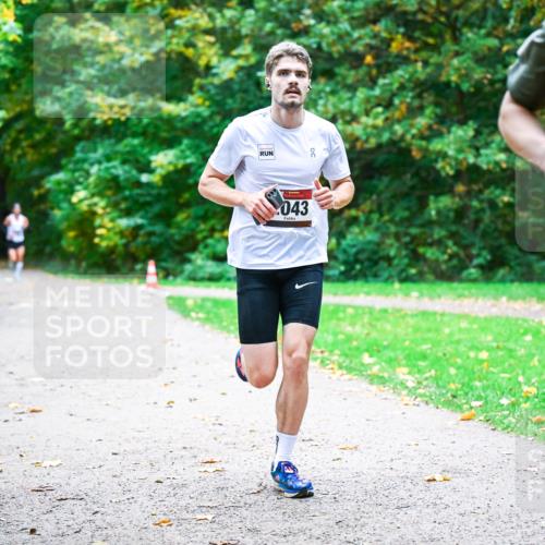 12.10.2025 - Bramfelder Halbmarathon 2025 Dr. Thomas Lammeyer http://msf.ph/oto/9352242 12.10.2025 10:42:47 Laufen 043, 214 meine-sportfotos.de