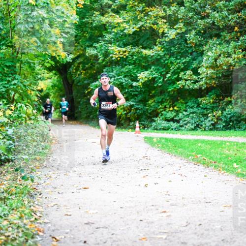 12.10.2025 - Bramfelder Halbmarathon 2025 Dr. Thomas Lammeyer http://msf.ph/oto/9352273 12.10.2025 10:42:59 Laufen 2251 meine-sportfotos.de